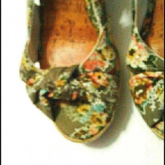 Material Girl Boho Retro Y2K Grayish Floral Beachy Platform Sandals - Picture 3 of 9